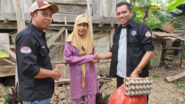 Ketua KNC Buteng, Sadir, dan Anggota DPRD Sultra Ali Mardan, menyerahkan paket sembako kepada slaah satu kaum Dhuafa di Mawasangka Tengah, Jumat (07/02/2020).