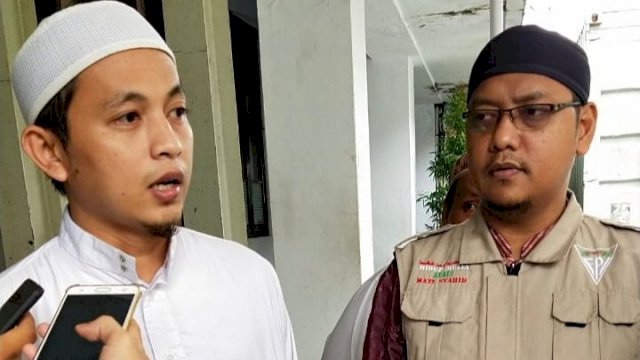 Ketua DPW FPI Kota Makassar, Saiful Al-Ayubi saat diwawancarai awak media di Balaikota Makassar, Seni (10/02/2020). 