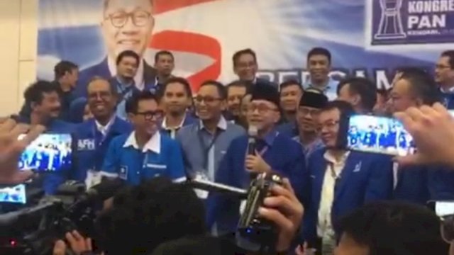 Ketua Umum DPP PAN Zulkifli Hasan, menyampaikan orasinya setelah terpilih kembali, di Hotel Claro Kota Kendari, Selasa (11/02/2020).