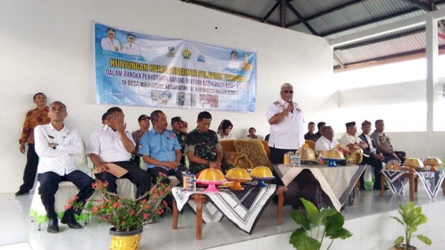 Gubernur Sultra Ali Mazi, memberikan sambutannya saat menemui warga Wadiabero, Kecamatan Gu, Kabupaten Buton Tengah, Rabu (12/02/2020).