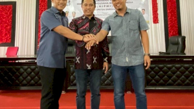Ketua BPD Hipmi Sulsel Herman Heizer, bersama Ketua BPC Hipmi Enrekang 2016-2019 Mitra Fakhruddin dan Ketua Hipmi Enrekang Terpilih Sudiarto.