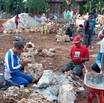 Bangun Masjid, Masyarakat Mawasangka Gotong Royong Libatkan Seluruh Kalangan