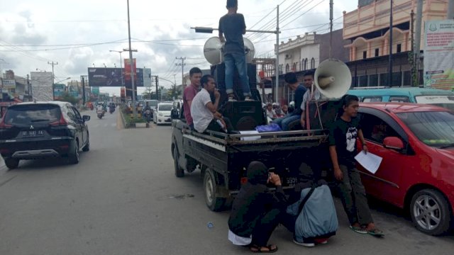 Aksi Demonstrasi yang dilakukan GMPD-Sultra di Pertigaan Kampus Universitas Halu Oleo, Kota Kendari, Senin (17/02/2020).