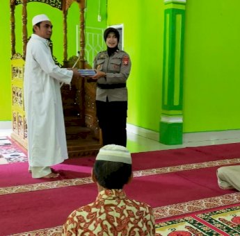 Jumat Berkah, Kapolsek Wanita di Gowa ini Salurkan Bantuan Al-Qur’an untuk Masjid