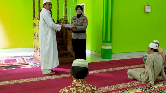 Jumat Berkah, Kapolsek Wanita di Gowa ini Salurkan Bantuan Al-Qur’an untuk Masjid