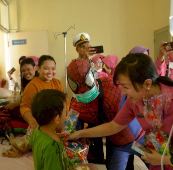 Ketua Bhayangkara Gowa Hibur Pasien Anak RS Syekh Yusuf dengan Dongeng