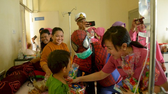 Ketua Bhyangkara Kabupaten Gowa Hana Boy Samola, menghibur pasien anak di Rumah Sakit Syekh Yusuf, bersama Danar N The Blangkon yang menggunakan kostum Superhero Supermen dan Spidermen, Jumat (14/02/2020).