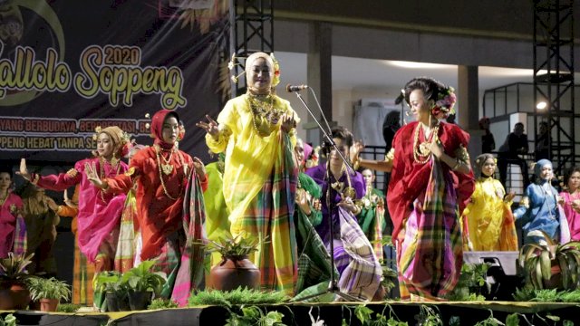 Grand Final Pemilihan Anak Dara (Cewek) dan Kallolo (Cowok) dipelataran Gedung Pertemuan masyarakat Lalabata, Kabupaten Soppeng, Jumat (14/02/2020).
