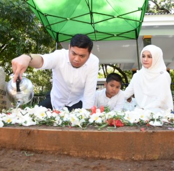 Sebelum Deklarasi, Adnan Minta Restu Ibu dan Siarah ke Makam Ayahnya
