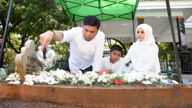 Sebelum Deklarasi, Adnan Minta Restu Ibu dan Siarah ke Makam Ayahnya