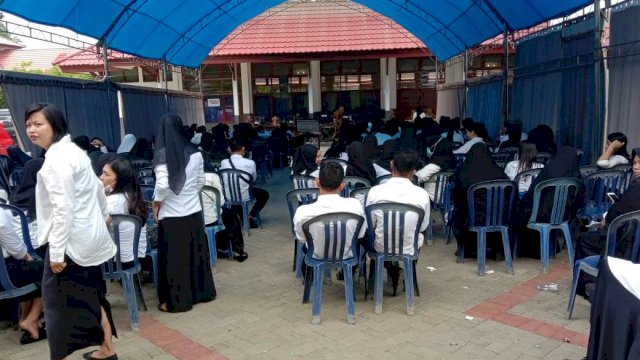 Pesrta Tes CPNS Kabupaten Konawe Kepulauan mengantri untuk mengikuti ujian CAT di SMKN 1 Kota Kendari, Selasa (04/02/2020).