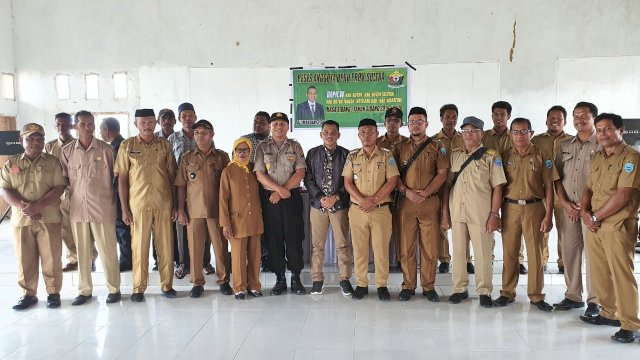 Anggota DPRD Sultra Ali Mardan, dan Camat Mastim Hermansyah, Kapolsek Mastim Ipda Musrifin, bersama Kepala Desa dan Tokoh Masyarakat Se-Kecamatan Mawasangka Timur.