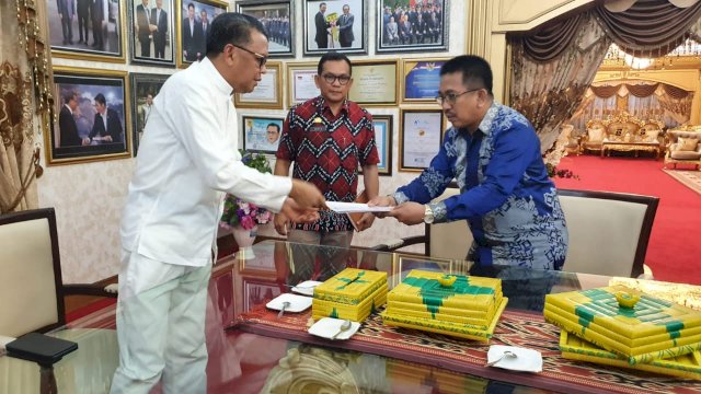 Gubernur Sulsel Prof. Nurdin Abdullah, menyerahkan SK Kepada Basri sebagai Plt Kepala Dinas Pendidikan, di Rumah Jabatan Gubernur Sulsel, Jumat (07/02/2020),