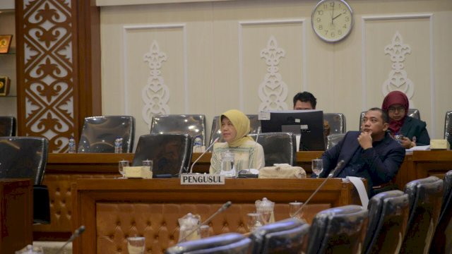 Anggota Komisi IX DPR RI drg. Hasnah Syam, membacakan usulannya di Badan Legislasi DPR RI, Kamis (06/02/2020).