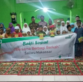 Aksi Sosial Mahasiswa Saliwu-Makassar, Beri Bantuan Al-Quran di TPA Amaliah Desa Kanapa-napa Buton Tengah