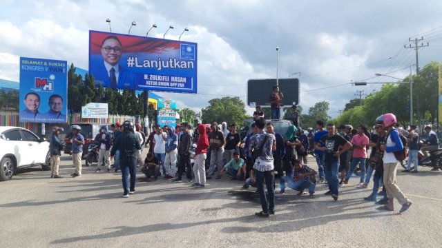 Aksi Demonstrasi menolak kedatangan Zulkifli Hasan, di Perempatan MTQ Kota Kendari, Senin (10/02/2020).