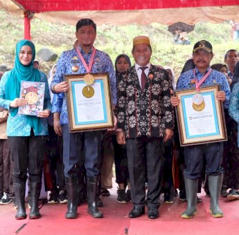 Tanam 180.000 Bibit Vetiver, Bupati dan Wakil Bupati Gowa Terima Rekor LEPRID