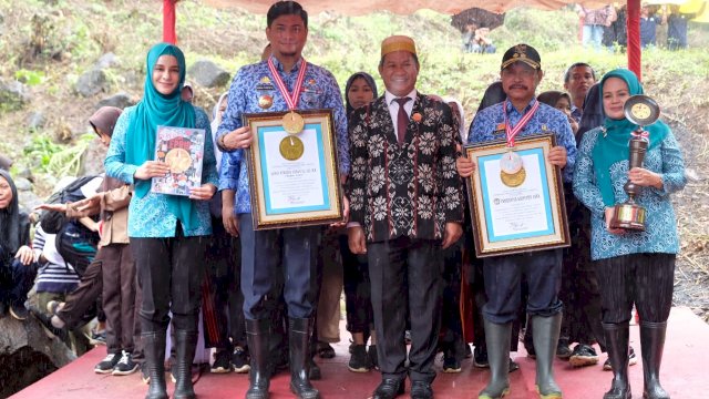 Tanam 180.000 Bibit Vetiver, Bupati dan Wakil Bupati Gowa Terima Rekor LEPRID