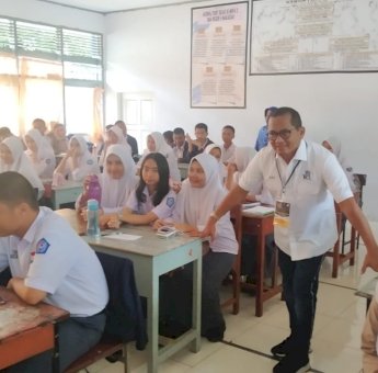 Puluhan Alumni Isi Kelas Motivasi di SMAN 5 Makassar