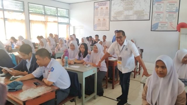 Ketua umum DPP IKA SMAN 5 Makasssar, Andi Rukman Nurdin Makkarumpa, saat mengisi kelas inspirasi, di SMAN 5 Makassar, Senin (17/02/2020).