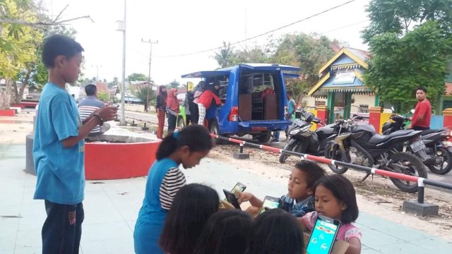 Mobil Perpustakaan keliling terparkir di Taman Kota Kecamatan Mawasangka.