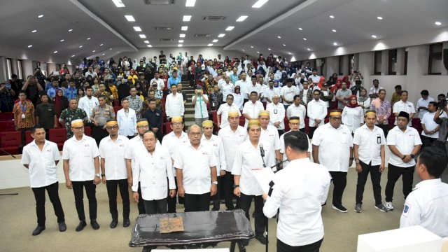 Ketua PMI Sulsel Adnan Purichta Ichsan, melantik Pengurus PMI Kota Makassar, Jumat (31/01/2020).