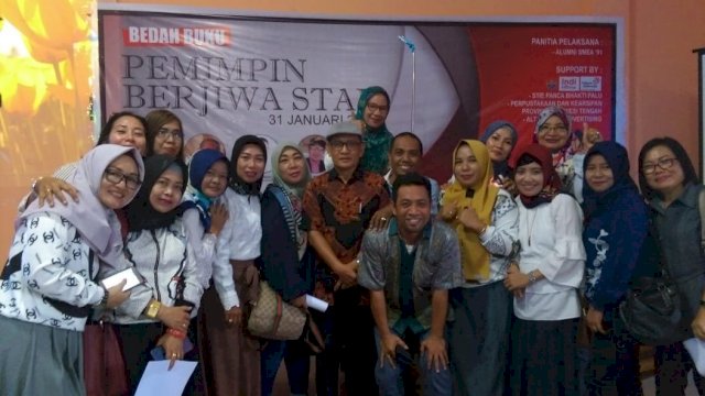 Foto bersama penulis (kanan depan) dan penyunting dengan para Eks Siswa SMEA Negeri Palu (SMKN 2 Palu) Angkatan 1991, usai peluncuran buku &ldquo;Pemimpin Berjiwa STAF&rdquo; di SMK Negeri 2 Palu, Jumat (31/01/2020).