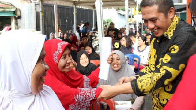 Syamsu Rizal (Deng Ical), menyalami warga saat Sosialisasi Perda Wajib Belajar Pendidikan Menegah yang digelar oleh Anggota DPRD Sulsel Fauzi Andi Wawo, Sabtu (01/02/2020).