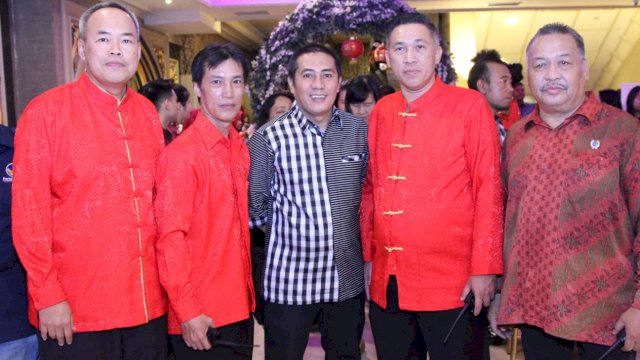 Bakal Calon Wali Kota Makassar Syamsu Rizal (Deng Ical), berfoto dengan beberapa warga saat menghadiri Open House Tahun Baru Imlek 2571, Minggu (02/02/2020).