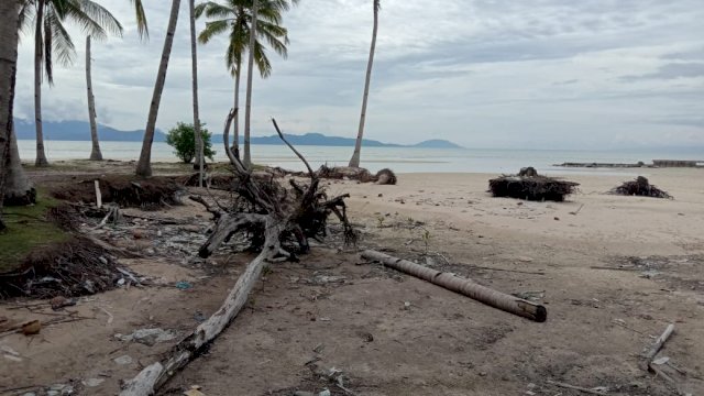 Kondisi Pantai di wilayah Pesisir Desa Balobone, Kecamatan Mawasangka, Buton Tengah yang rusak akibat Aktivitas penambangan pasir.