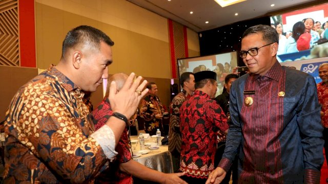Kepala Dinas Kominfo Bantaeng, Syahrul Bayan, bersalaman dengam Gubernur Sulsel Prof. Nurdin Abdullah, saat menghadiri Pencanangan Sensus Penduduk 2020, di Sandeq Ballroom Hotel Claro Makassar, Kamis (06/02/2020).