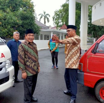 Nurdin Abdullah Serahkan Ambulance Bantuan Jepang Ke Bupati Sidrap Dolla Mando