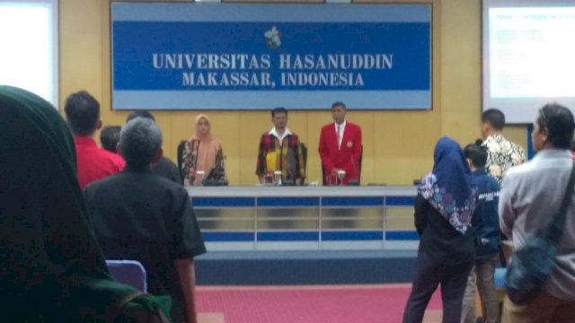 Menteri Pertanian Syahrul Yasin Limpo (tengah), didampingi Rektor Unhas Prof. Dr. Dwia Aries Tina Pulubuhu M.A, dan Dekan Fisip Unhas Prof. Dr. Armin, M.Si membawakan orasi ilmiah Dies Natalis ke-59 Fisip Unhas, Jumat (07/02/2020).