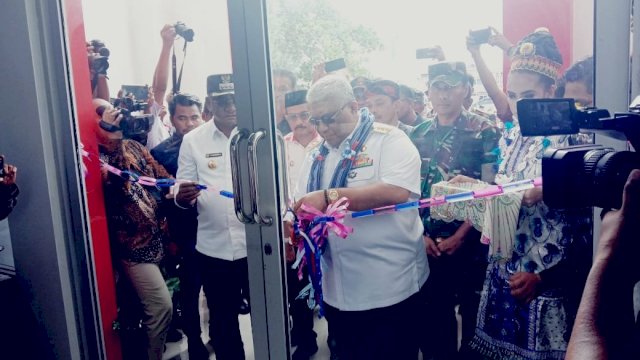 Gubernur Sultra Ali Mazi, menggunting pita peresmian Gedung Mawasangka Center, Rabu (12/02/2020).