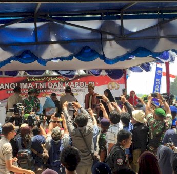 Di Natuna, Panglima TNI dan Kapolri Beri Bansos Masyarakat Sekitar Tempat Observasi
