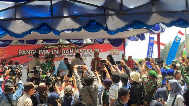 Di Natuna, Panglima TNI dan Kapolri Beri Bansos Masyarakat Sekitar Tempat Observasi