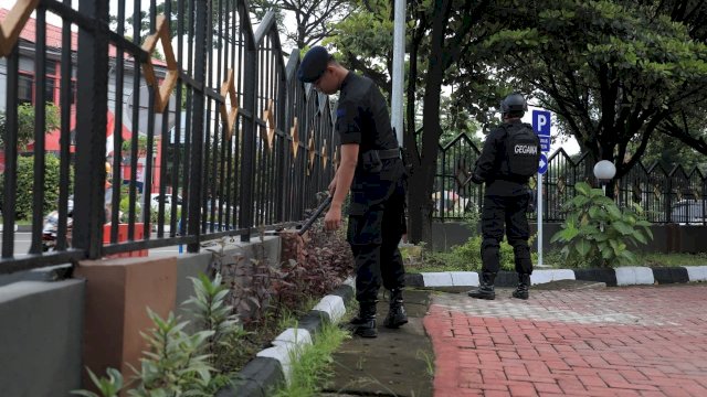 Pelantikan Anggota DPRD, Jibom Gegana Polda Sulsel Sterilkan Sekretariat DPRD Makassar