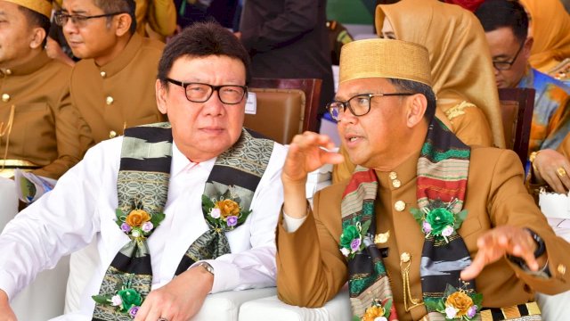 Hadiri HUT Barru Ke-60, Gubernur Sulsel dan Menteri PAN-RB Disambut Tari Mappadendang