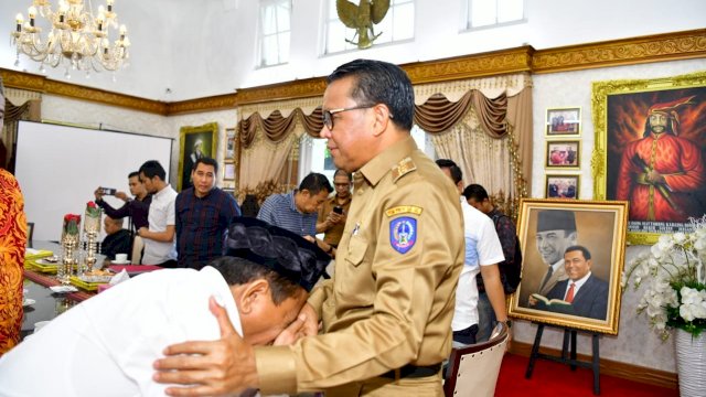 Eks Kadis PUPR Sulsel Jumras Minta Maaf, Peluk dan Cium Tangan Nurdin Abdullah