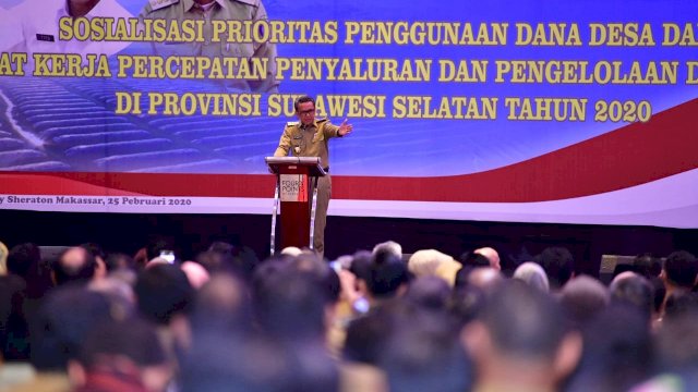 Gubernur Sulsel Prof. Nurdin Abdullah, memberikan arahan kepada seluruh Kelapa Desa di Sulsel, Selasa (25/02/2020).