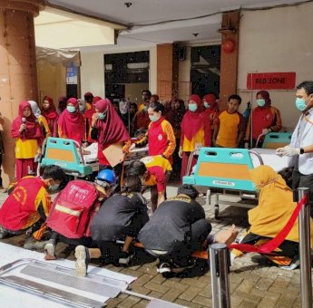Gerakan Cepat, STIK Yapma Makassar Lakukan Pertolongan Pertama Korban Kebakaran