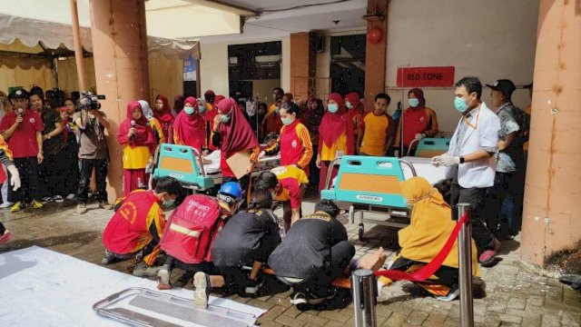 Gerakan Cepat, STIK Yapma Makassar Lakukan Pertolongan Pertama Korban Kebakaran