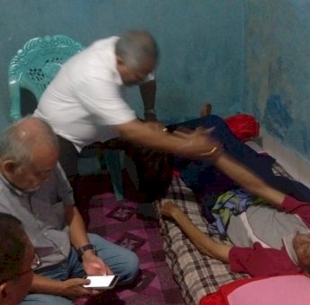 Ketua KONI Sulsel Jenguk Malawing Eks Pemain PSM yang Terbaring Sakit