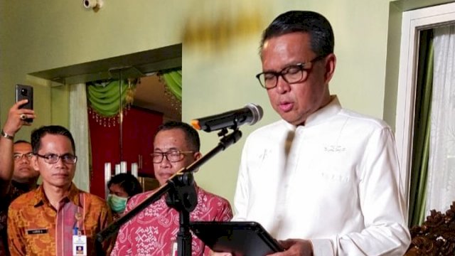 Gubernur Sulsel Prof. Nurdin Abdullah, melakukan konferensi pers di kediaman Pribadinya, Kamis (19/03/2020).