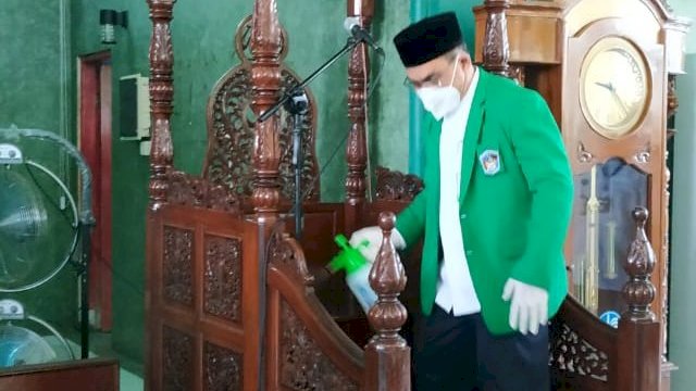 Rektor UMI Prof. Basri Modding, melakukan penyemprotan Area Masjid Umar Bin Khattab, Kompleks UMI, Jumat (20/03/2020).