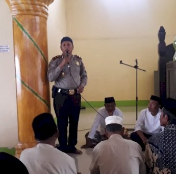 Usai Salat Jumat Berjamaah, Kapolsek Mastim Buton Tengah Gelar Doa dan Berikan Informasi Kamtibmas