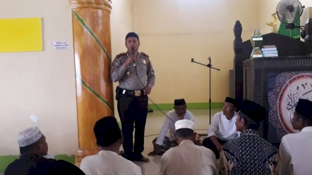 Kapolsek Mastim Ipda Musrifin, memberikan arahannya usah Salat Jumat berjamaah, di Masjid Babul Taqwa, Jumat (20/03/2020).