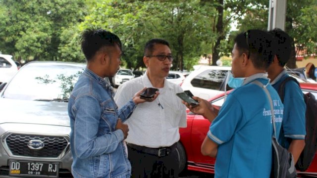 Kepala Bagian Administrasi Akademik Kemahasiswaan STIM-LPI Makassar, Dr. Syahrul Makkurade, M.S.i diwawancarai awak media usai mengikuti Gelar Perkara di Gedung Direktorat Reskrim Polda Sulsel, Jumat (20/03/2020).