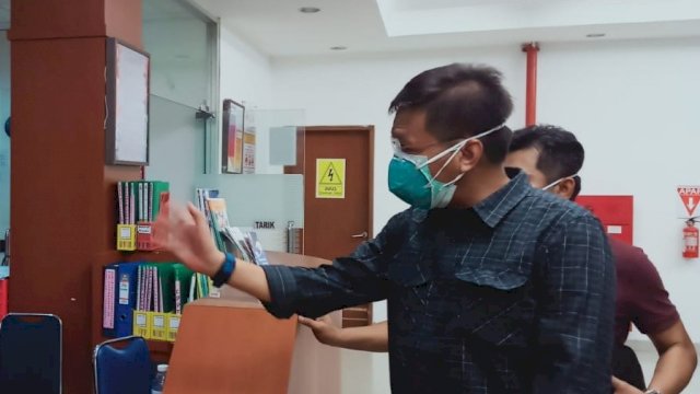 Ketua DPRD Sultra Abdul Rahman Saleh, meninjau fasilitas penanganan pasien virus Corona di RS Bahteramas, Jumat (20/03/2020).