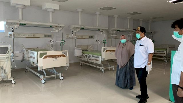 Penjabat Walikota Makassar Iqbal Suhaeb, meninjau Ruang Isolasi Covid-19 di RSUD Daya, Rabu (25/03/2020).